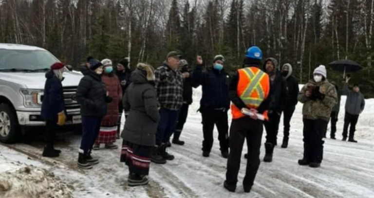Coupes forestières : les Atikamekw bloquent la route vers Manawan